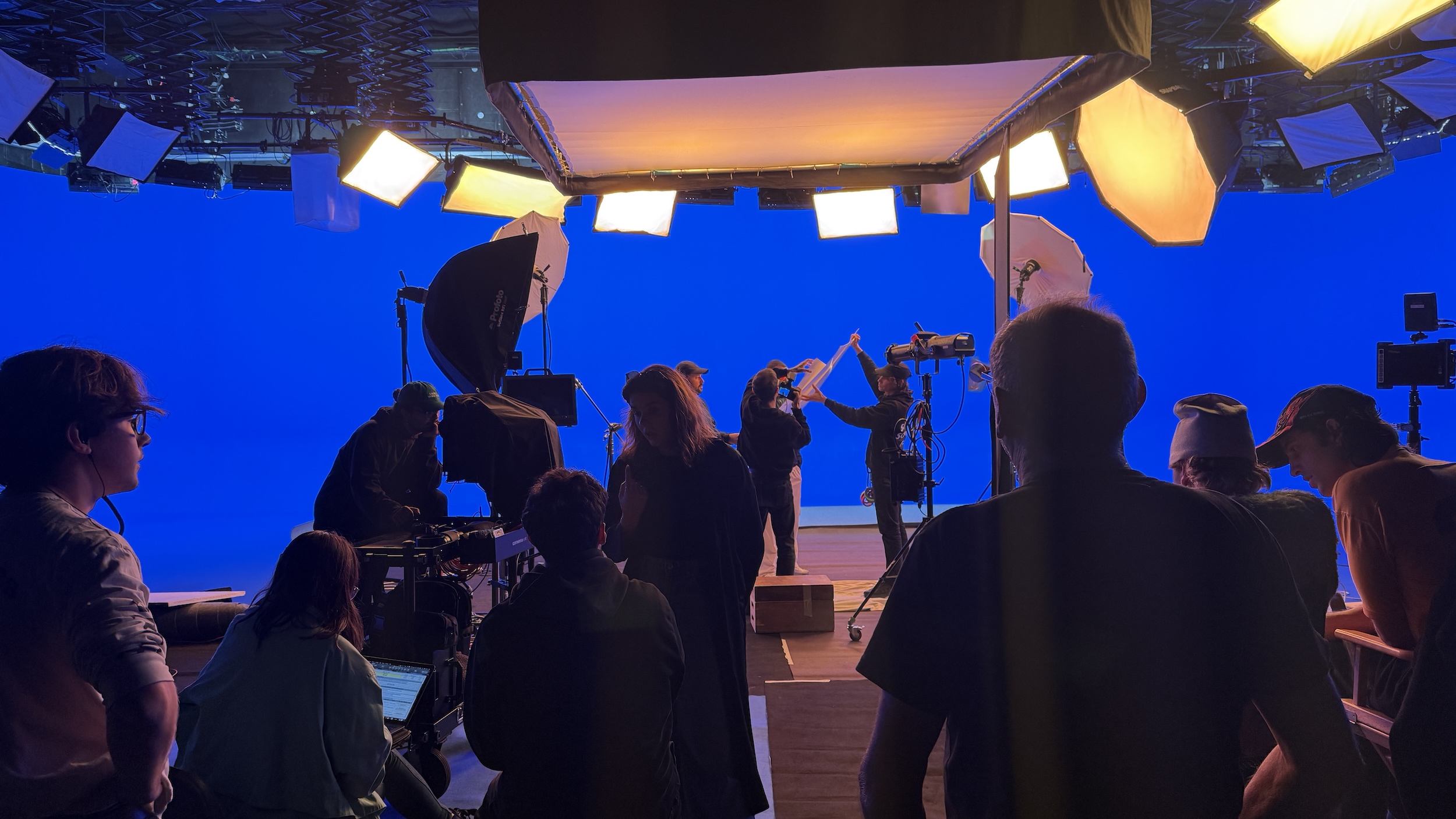 米兰摄影棚蓝幕拍摄布景 - Courage Production