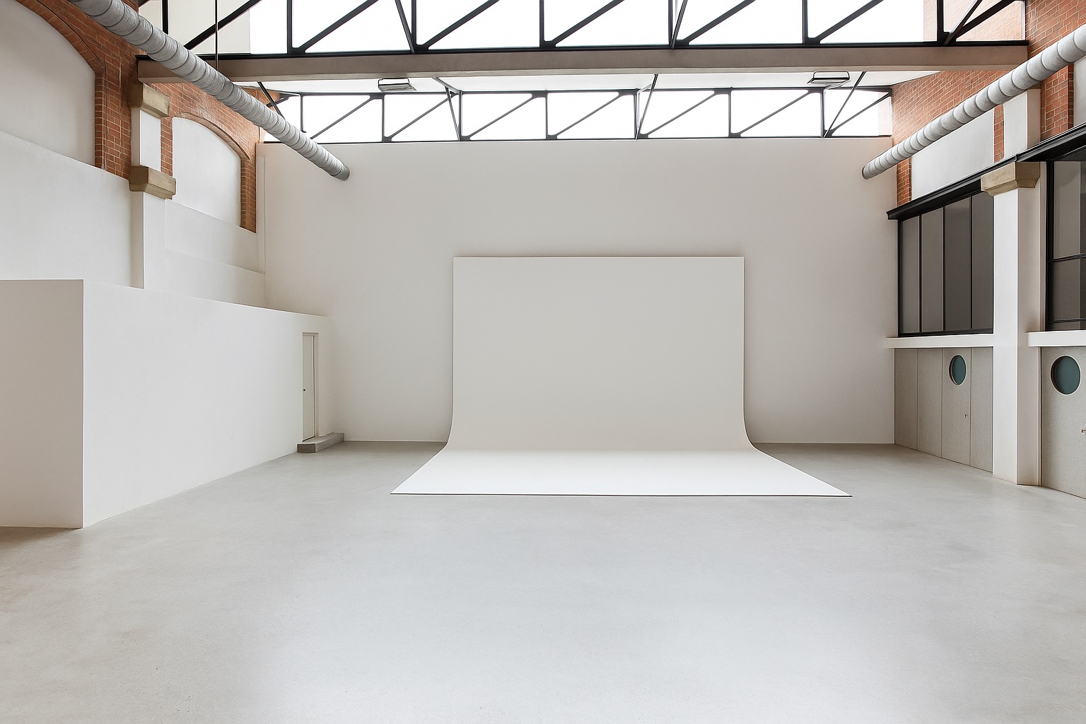 Courage Production private photo studio in Milan with limbo cyc wall