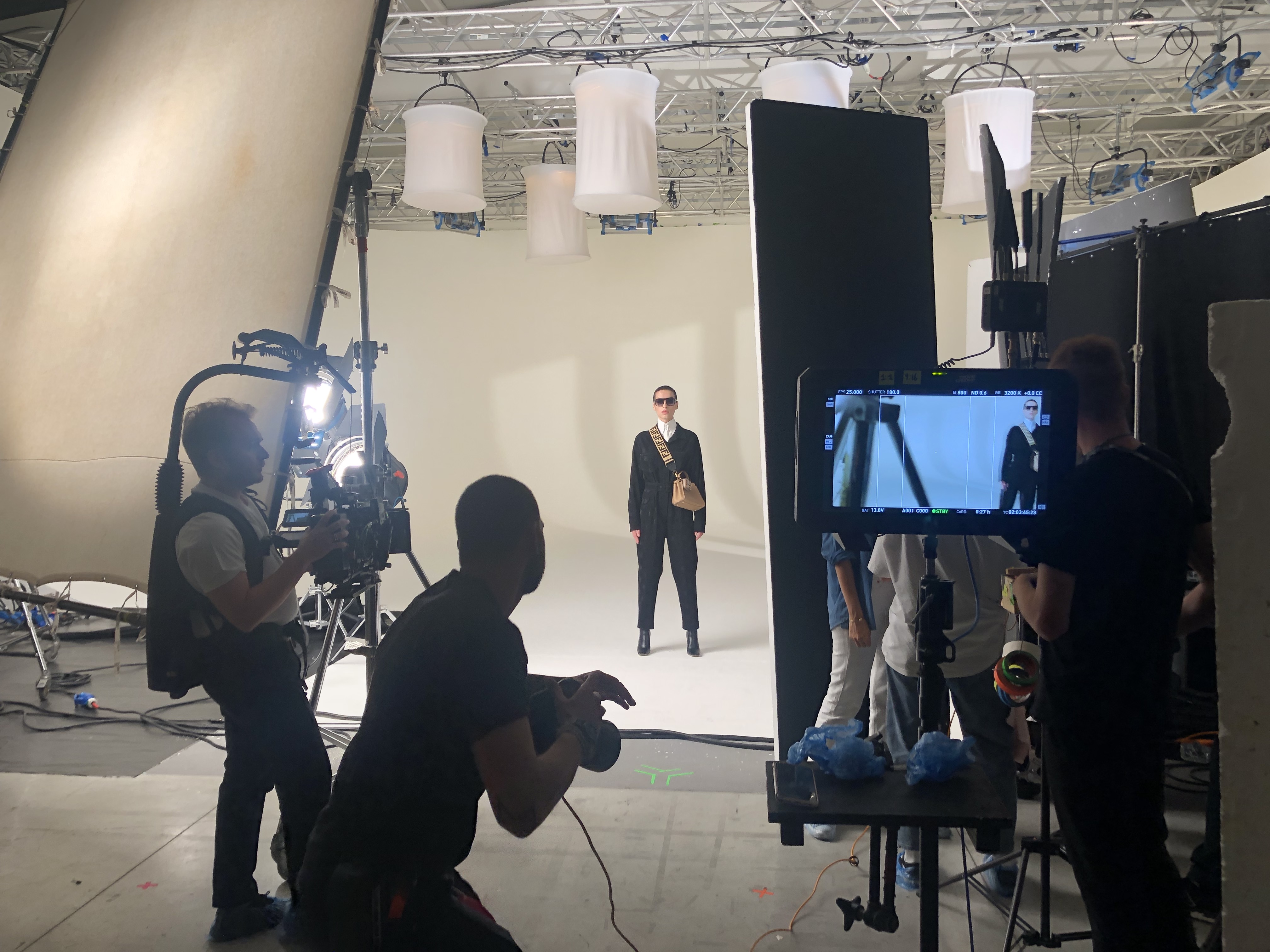 밀라노 스튜디오 호리존 세트의 모델과 필름 크루 - Courage Production