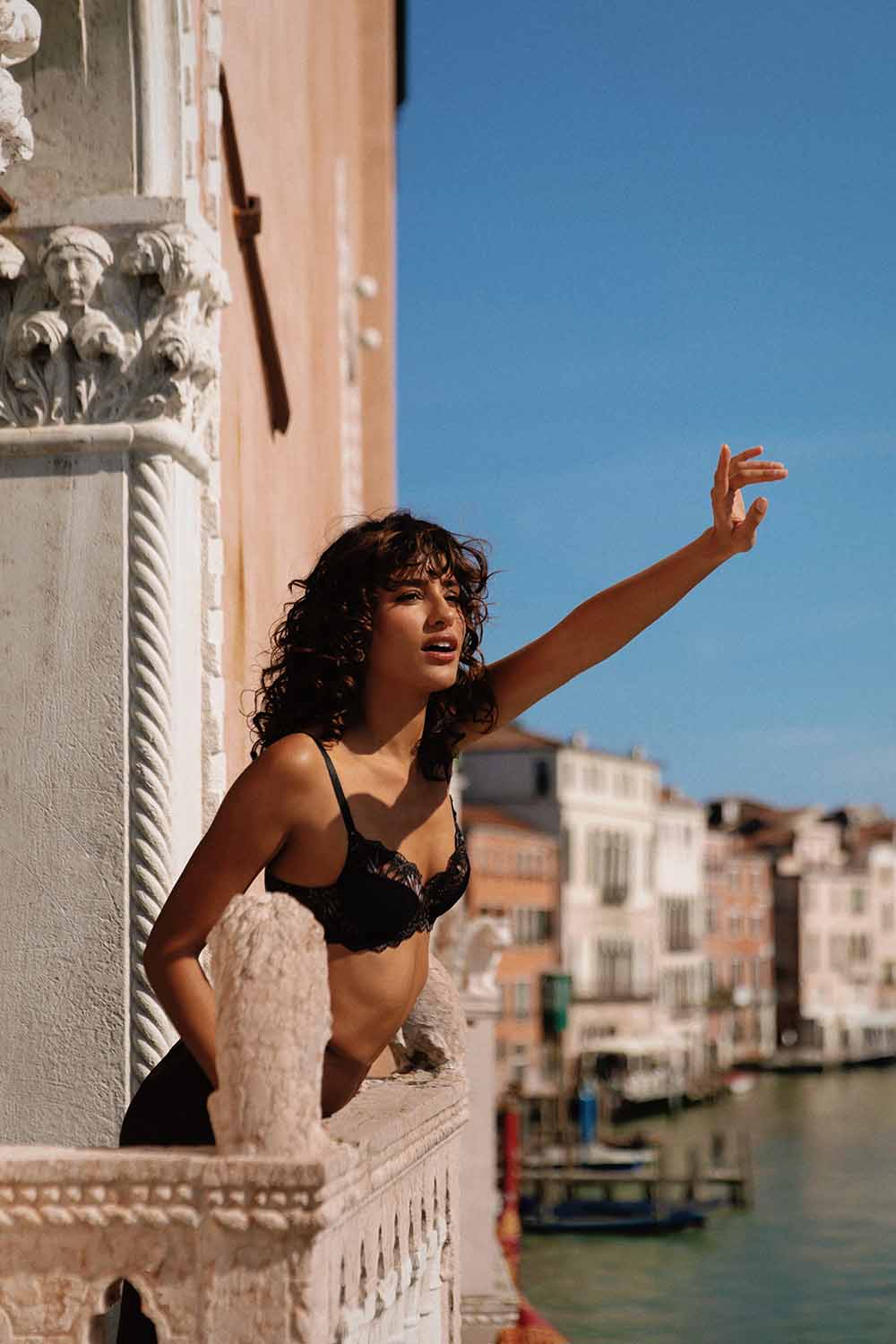 Luxury photo shoot in a private villa on the Grand Canal, exclusive location scouting Venice